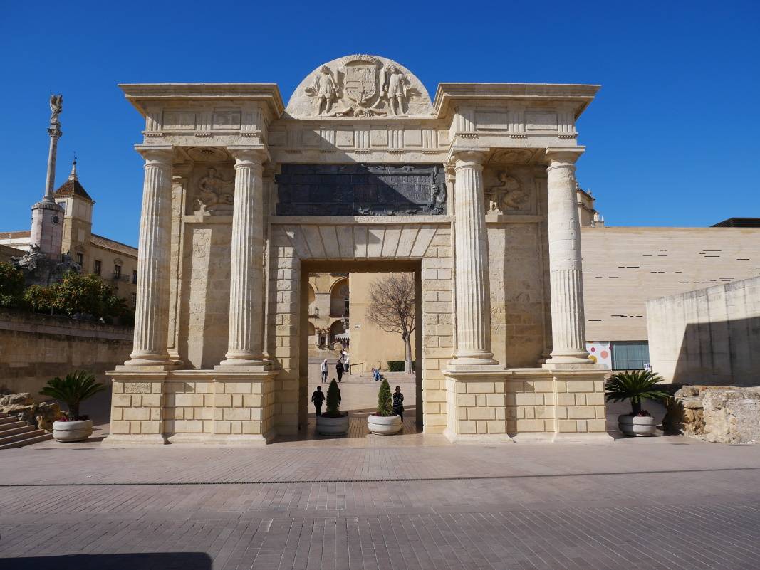 Mostová brána (Puerta del Puente)