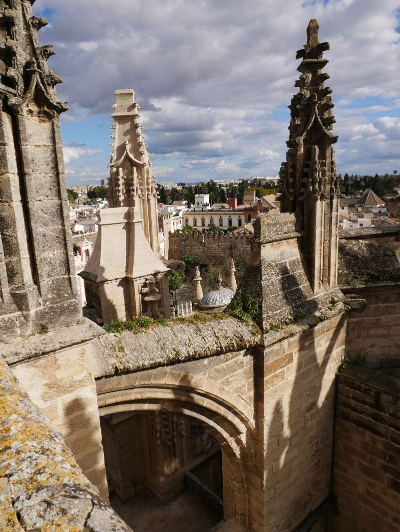 Vežičký a Námestie Patio de Banderas