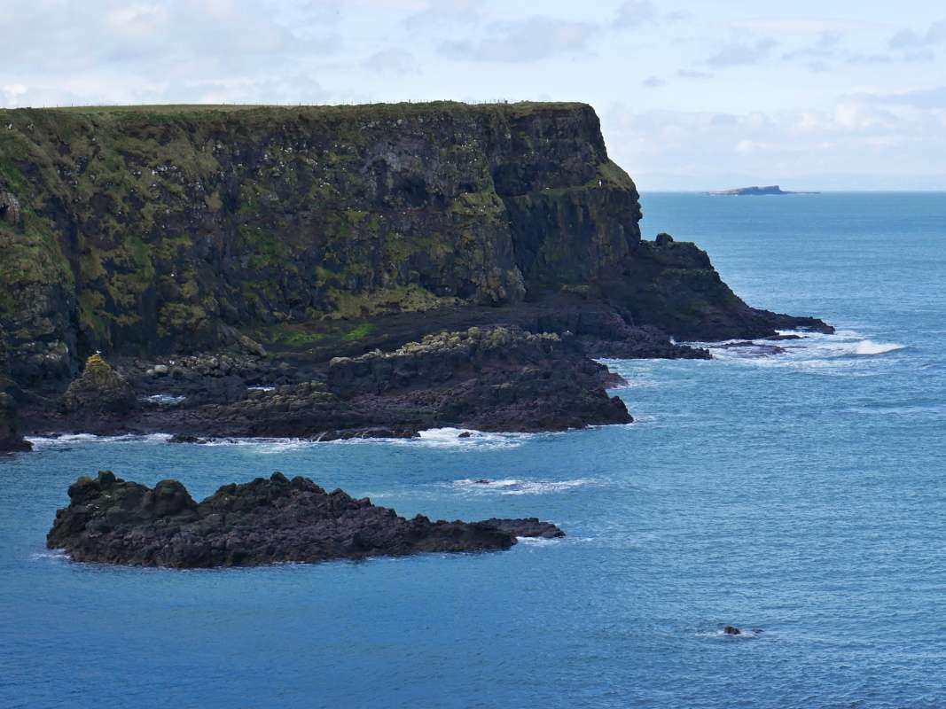Giant's Causeway, vpravo ostrovy Skerries