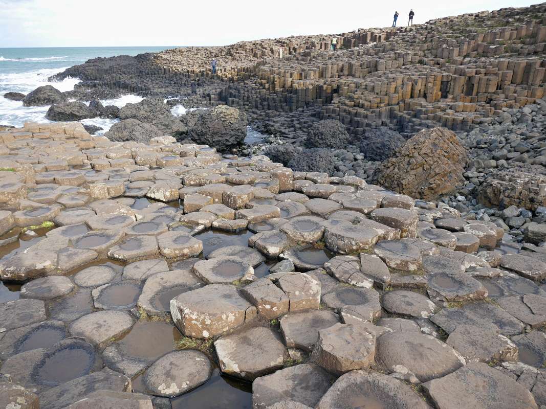 Giant's Causeway - Grand Causeway zvažujúce sa do mora