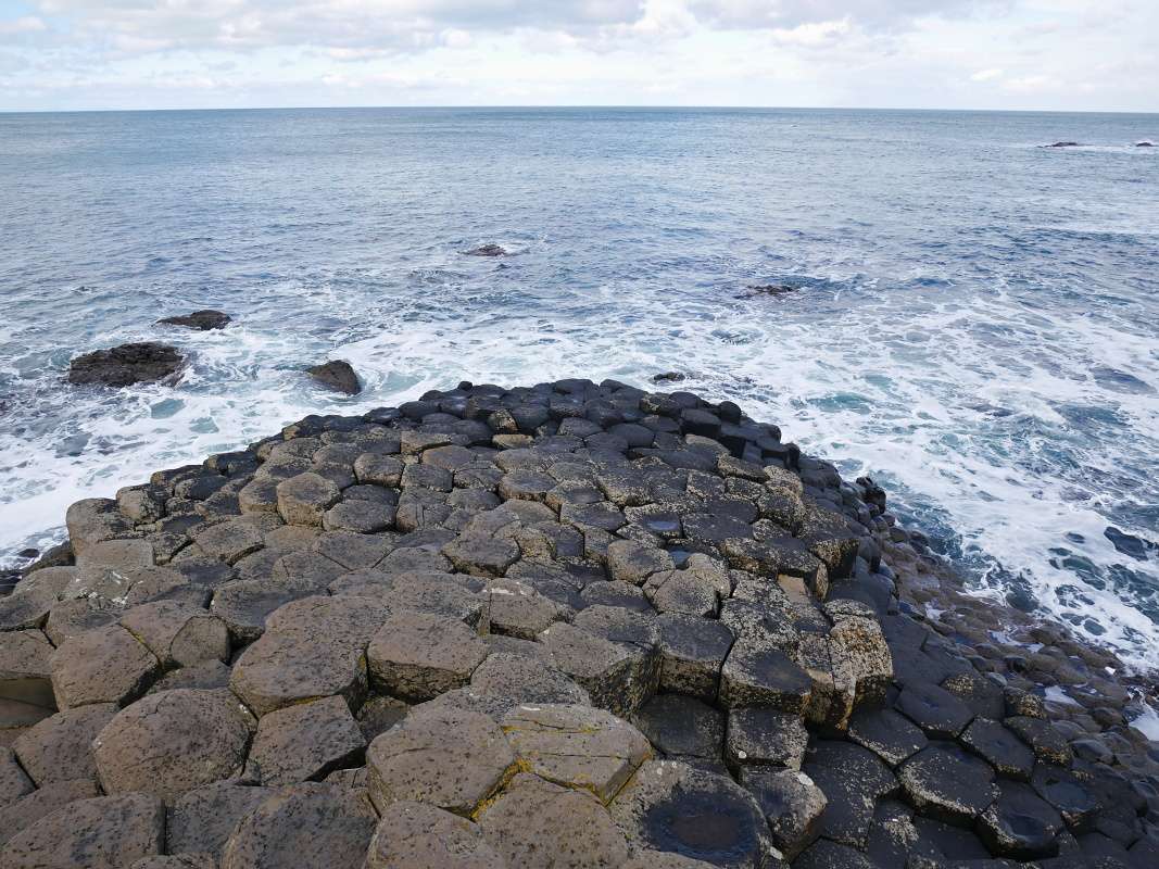 Giant's Causeway - Middle Causeway zvažujúce sa do mora
