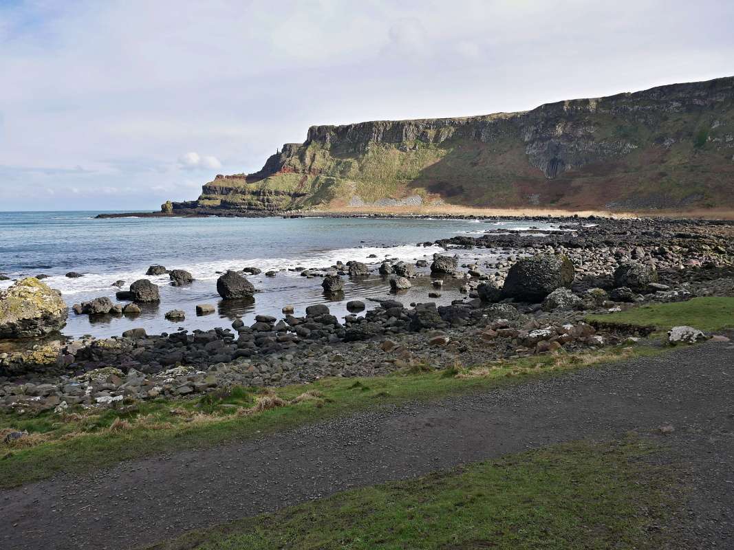 Giant's Causeway - pobrežie ďalej za Obrovou bránou