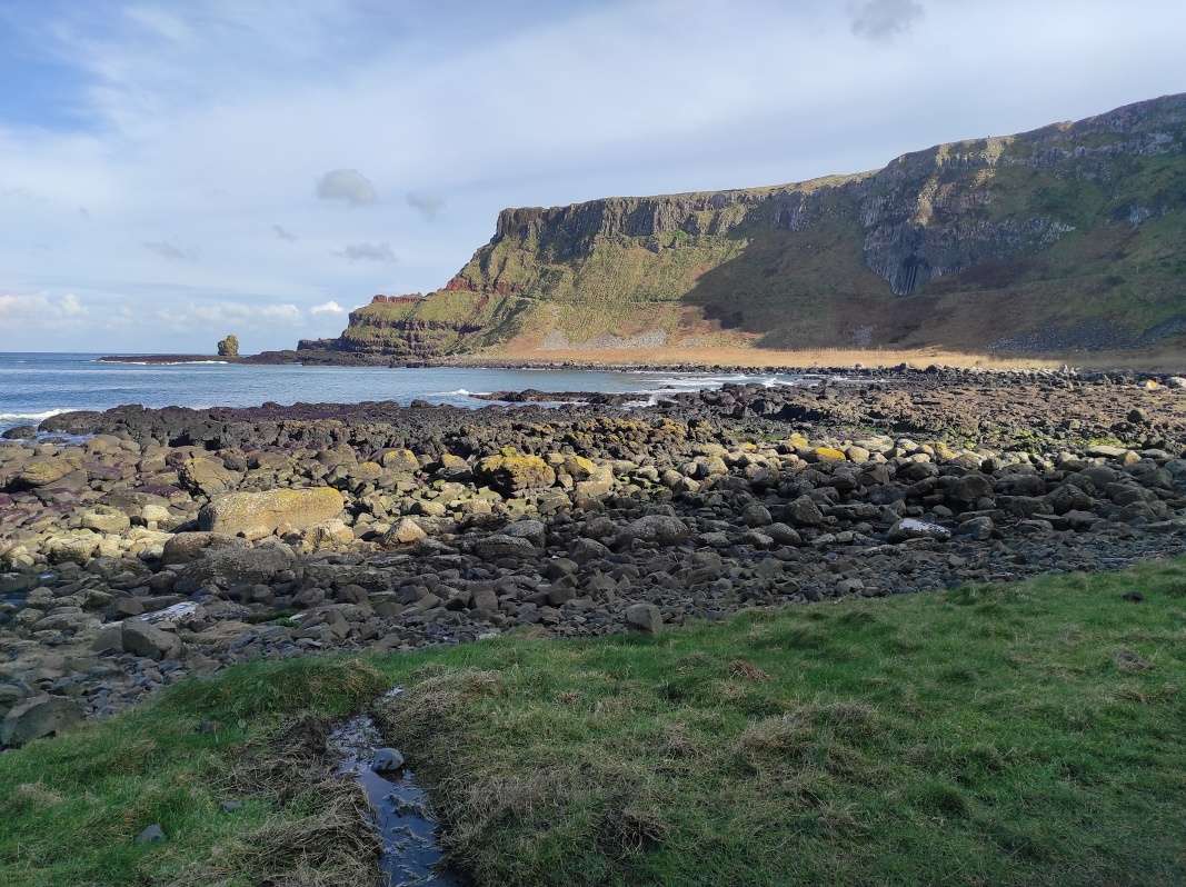 Giant's Causeway - pobrežie ďalej za Obrovou bránou