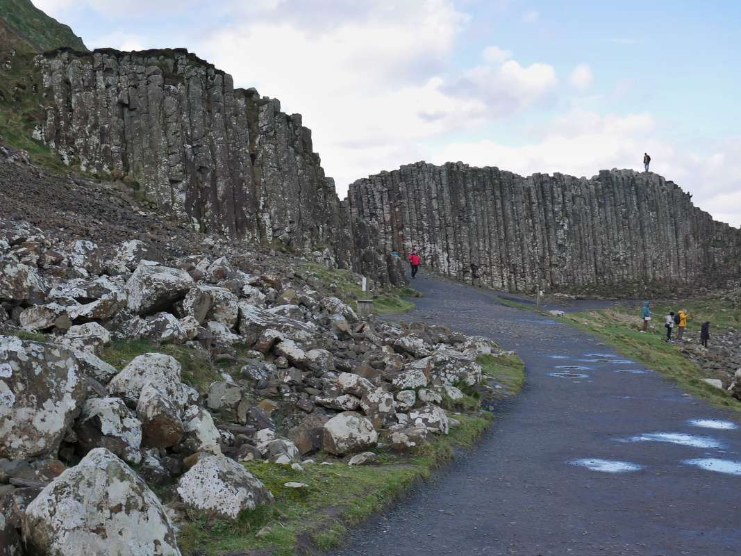Giant's Causeway - Grand Causeway z opačnej strany, za Obrovou bránou