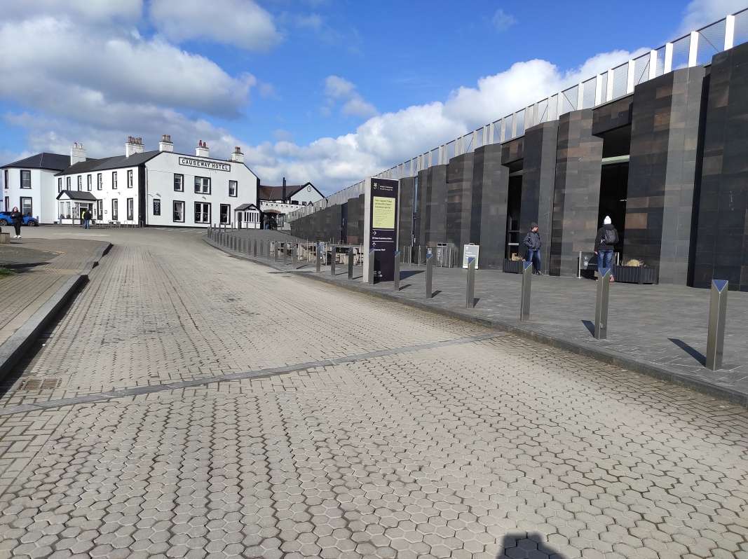 Giant's Causeway - vpravo návštevnícke centrum, vľavo hotel