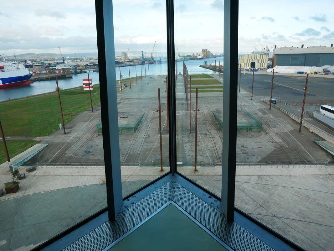 Výhľad - vľavo sa staval Titanic, vpravo Olympic (na zemi sú čiary)