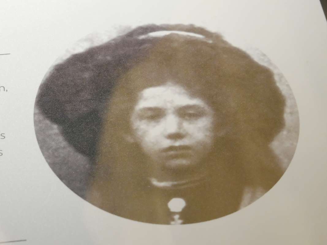 Esther Hartová, mama Emy Hartovej