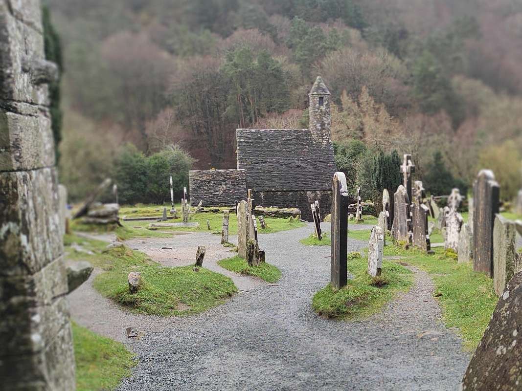 Glendalough - Kostol sv. Kevina od Katedrály sv. Petra a Pavla
