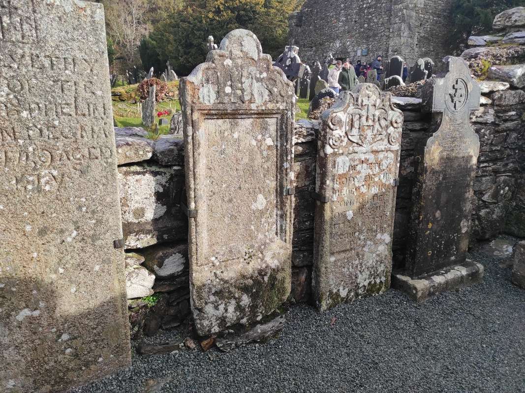Glendalough - náhrobné kamene pri Kňazskom dome