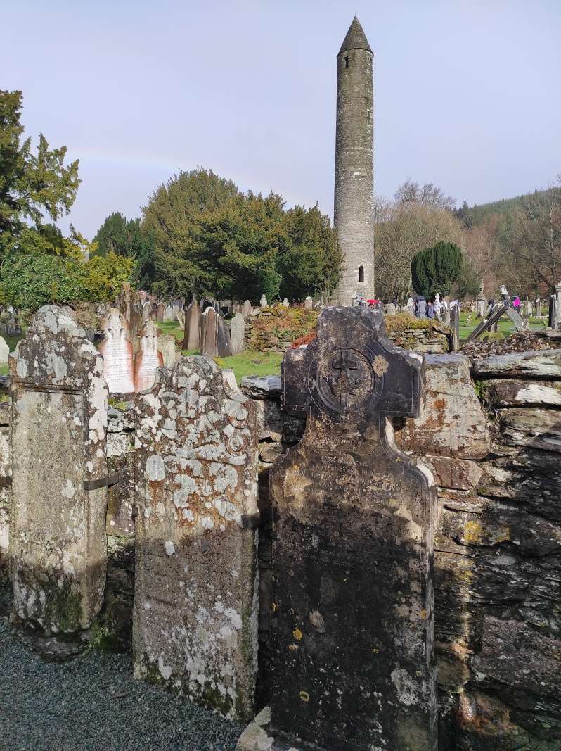 Glendalough - náhrobné kamene pri Kňazskom dome