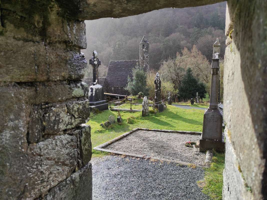 Glendalough - Kostol sv. Kevina z dverí Kňazského domu
