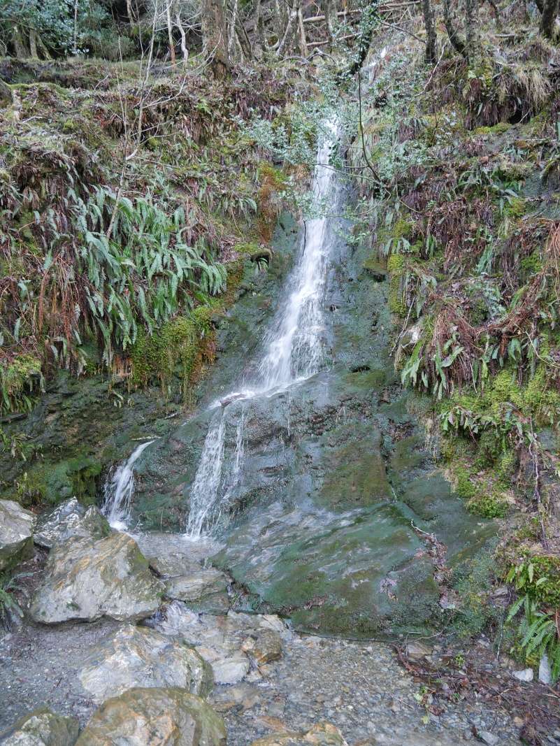 Glendalough - z kopcov steká voda v malých vovopádoch