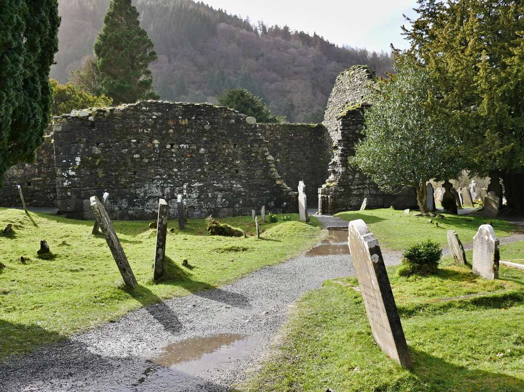 Glendalough - Katedrála sv. Petra a Pavla z boku