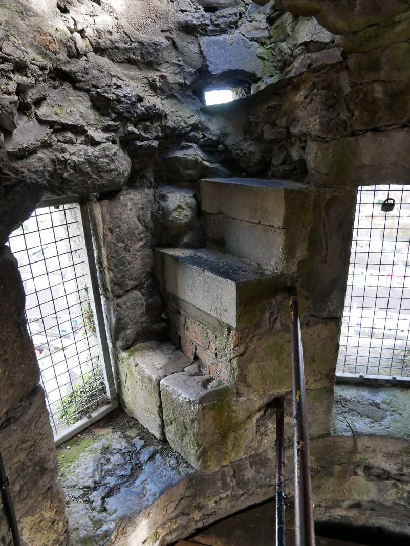 Kilkenny - Katedrála St. Canice, ideme na Okrúhlu vežu, posledné schody sú fakt výživné