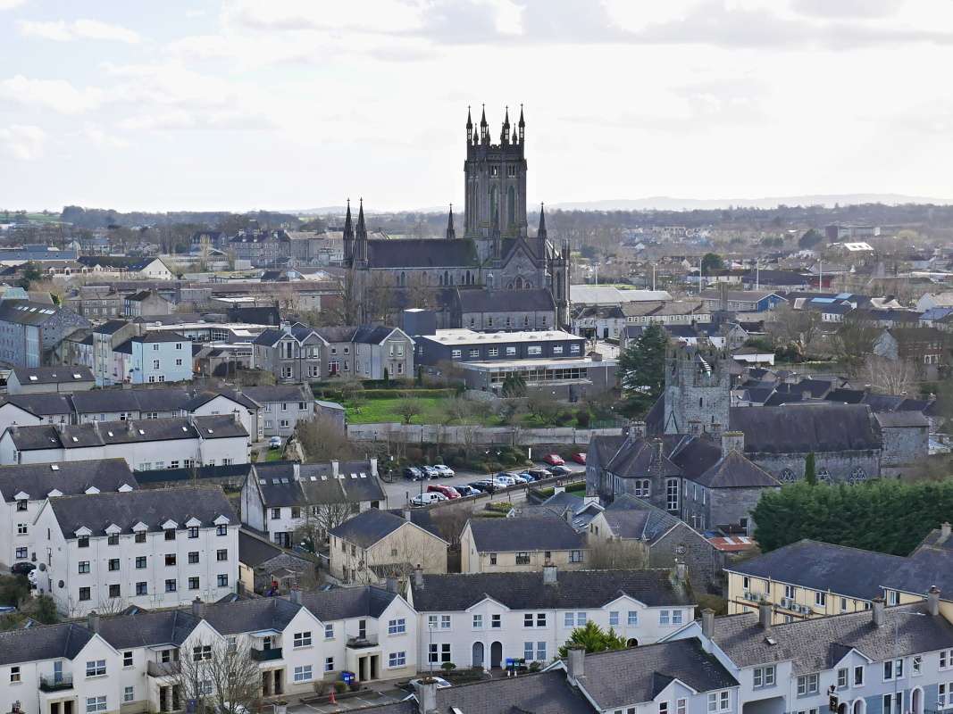 Kilkenny - Katedrála St. Canice, výhľad z Okrúhlej veže na Katedrálu Panny Márie a Čierne opátstvo vpravo