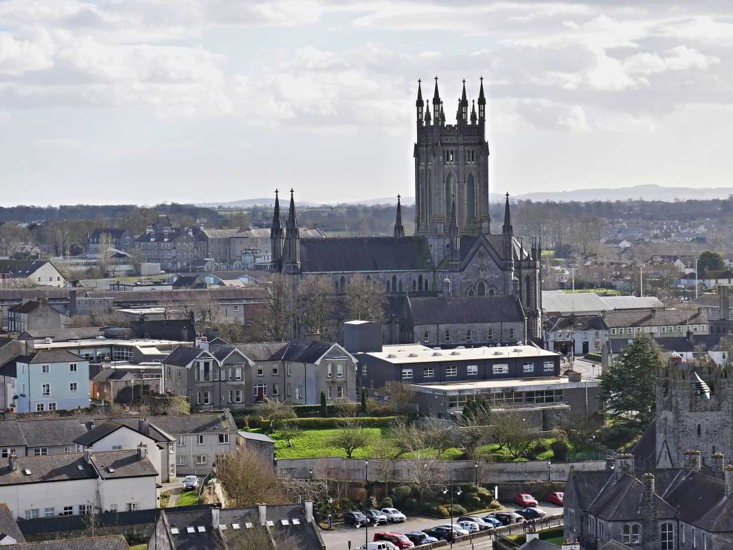 Kilkenny - Katedrála St. Canice, výhľad z Okrúhlej veže na Katedrálu Panny Márie