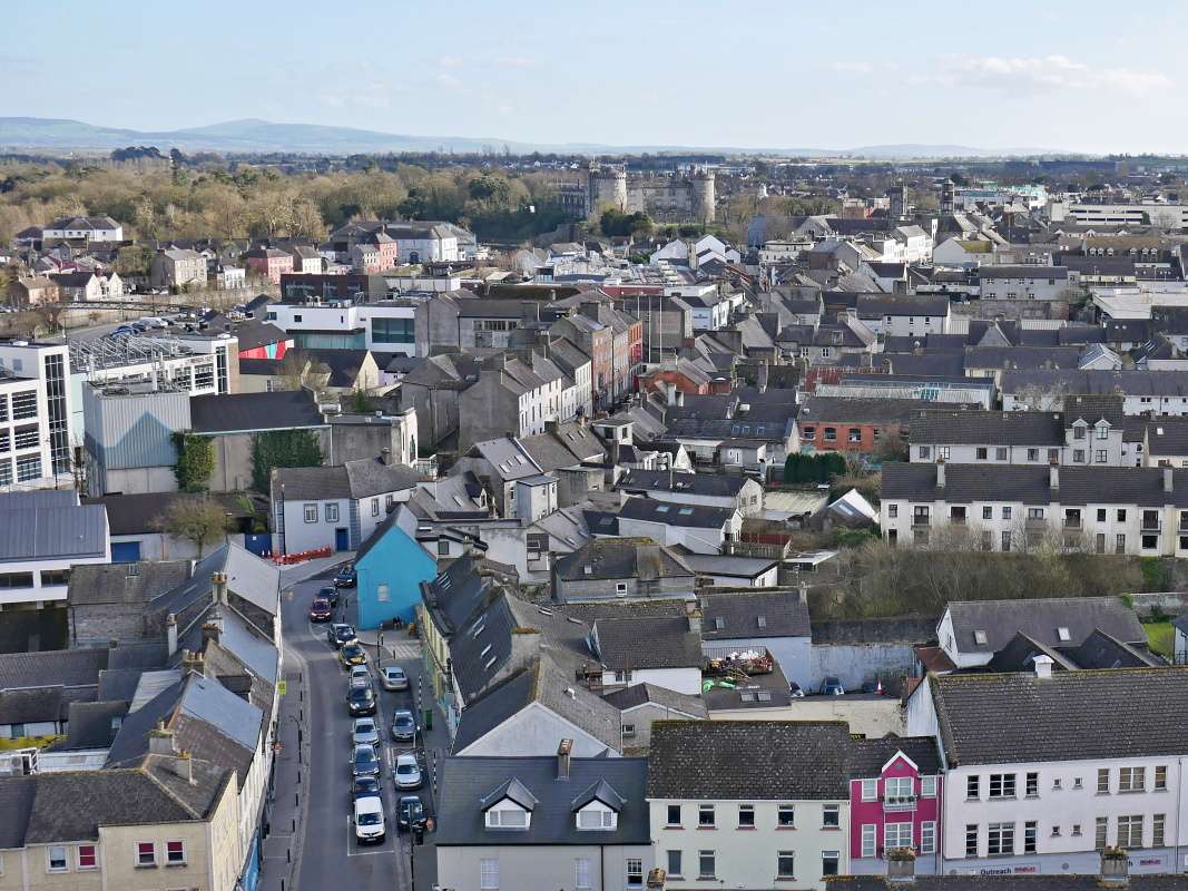 Kilkenny - Katedrála St. Canice, výhľad z Okrúhlej veže na Hrad