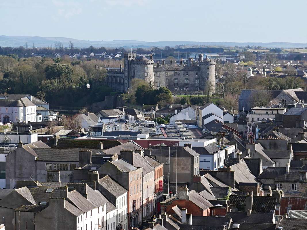 Kilkenny - Katedrála St. Canice, výhľad z Okrúhlej veže na Hrad