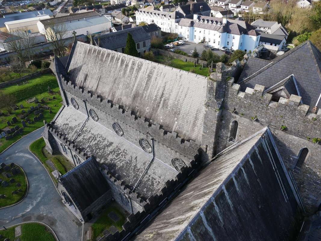 Kilkenny - Katedrála St. Canice, výhľad z Okrúhlej veže na strechu Katedrály