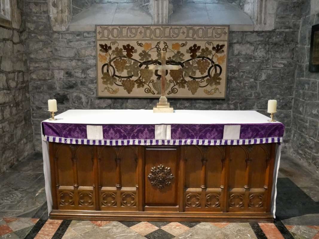 Kilkenny - Katedrála St. Canice, kaplnka vľavo od organu