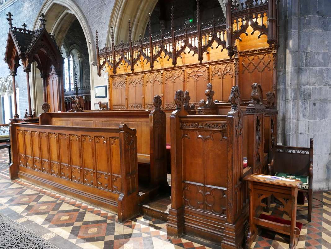 Kilkenny - Katedrála St. Canice, chór pred hlavným oltárom