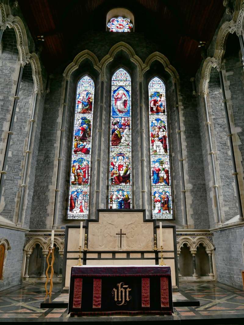 Kilkenny - Katedrála St. Canice, okná nad hlavným oltárom