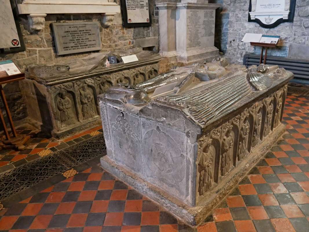 Kilkenny - Katedrála St. Canice, v pravej lodi sú hrobky grófov z Ormondu