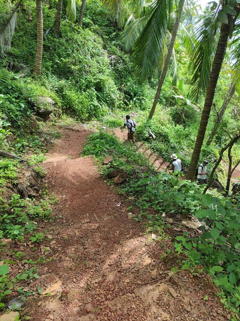 Cesta dole na Kakolem beach