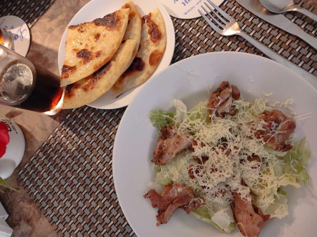 Posledný chicken salad a naan ... bude mi chýbať :(