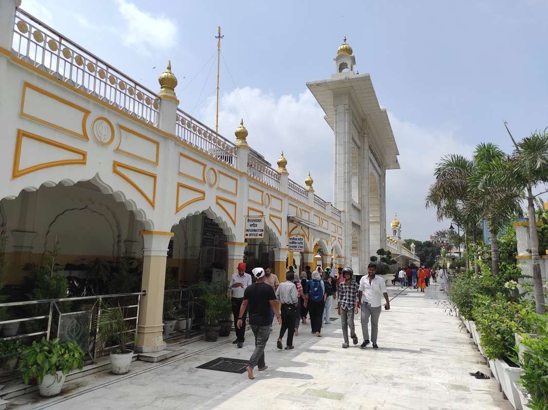 Pred sikhským chrámom Grurdwara Bangla Sahib