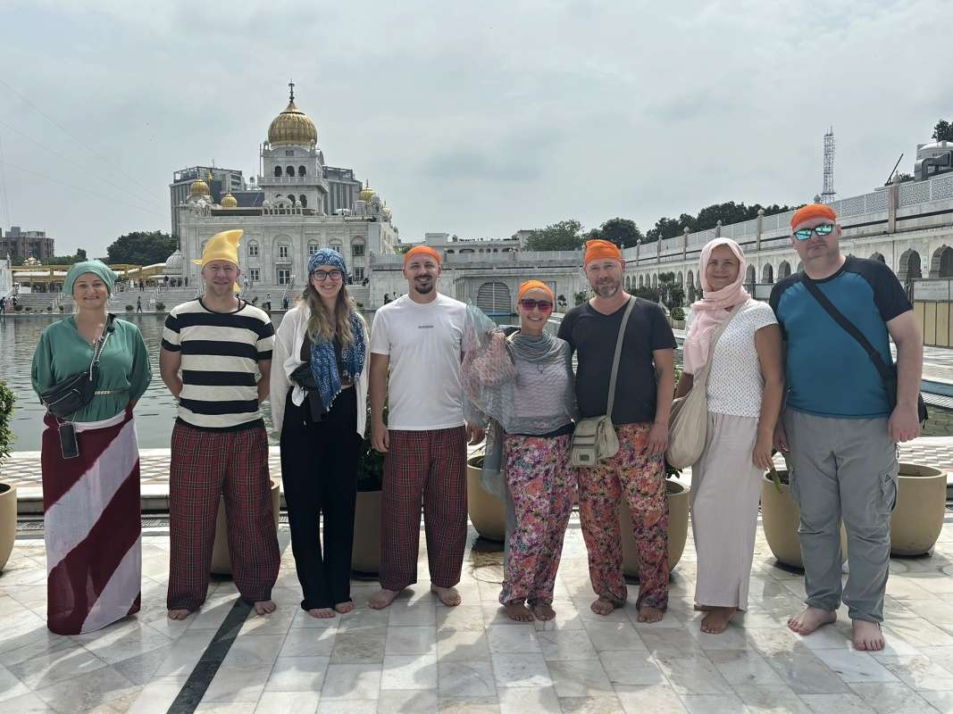 Sikhský chrám Grurdwara Bangla Sahib - dovolili nám takto z diaľky jednu rýchlu foto :)