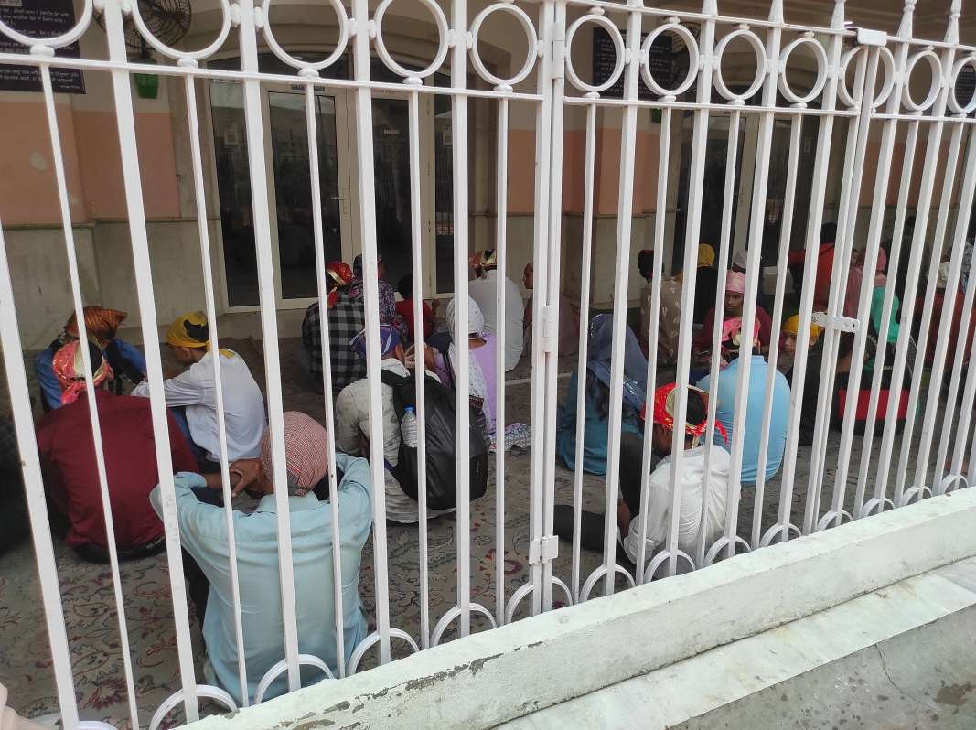 Sikhská jedáleň - ľudia čakajúci na uvoľnenie miesta v jedálni