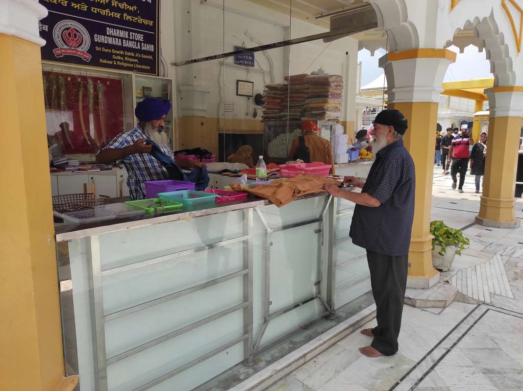 Sikhský chrám Grurdwara Bangla Sahib -  - môžete si kúpiť turban, šatky