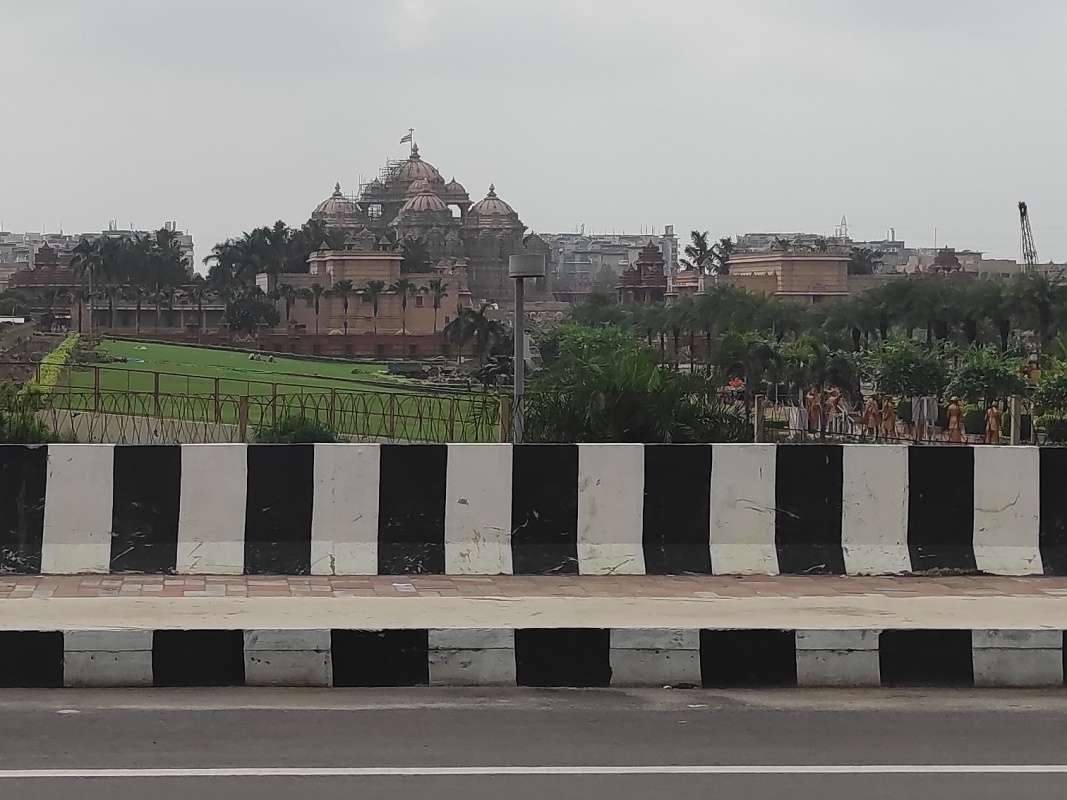 Pohľad z cesty na hinduistický chrám Swaminarayan Akshardham