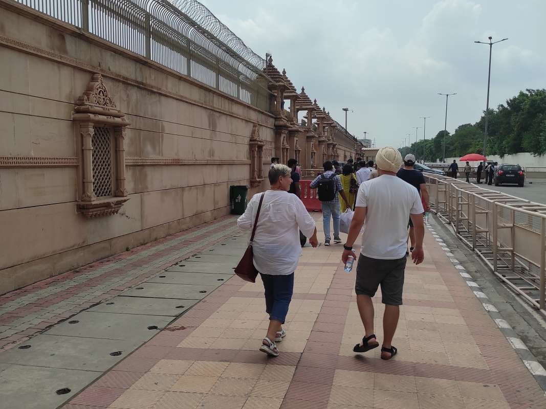 Vstupujeme do areálu hinduistického chrám Swaminarayan Akshardham