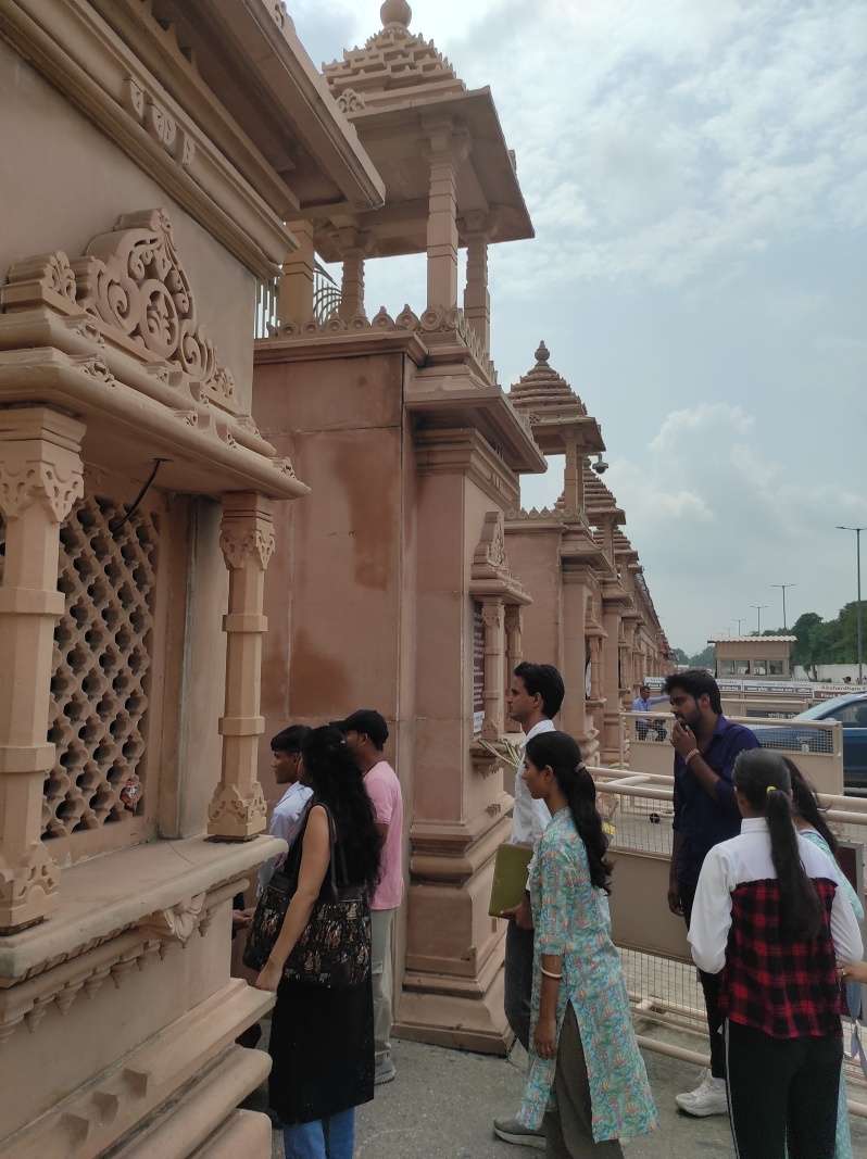 Vstupujeme do areálu hinduistického chrám Swaminarayan Akshardham