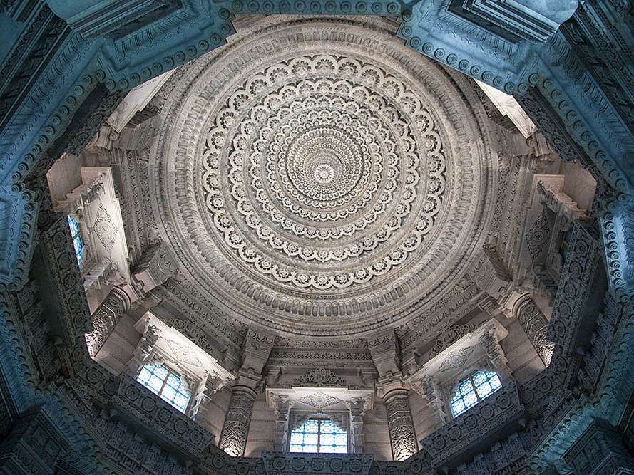 Akshardham - Mandir, zdobené vedľajšie kupoly
