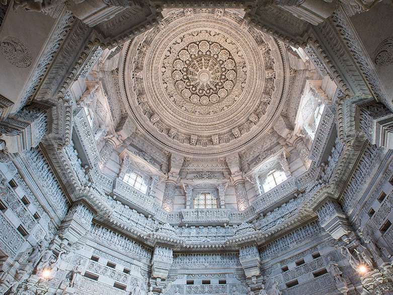 Akshardham - Mandir, zdobené vedľajšie kupoly