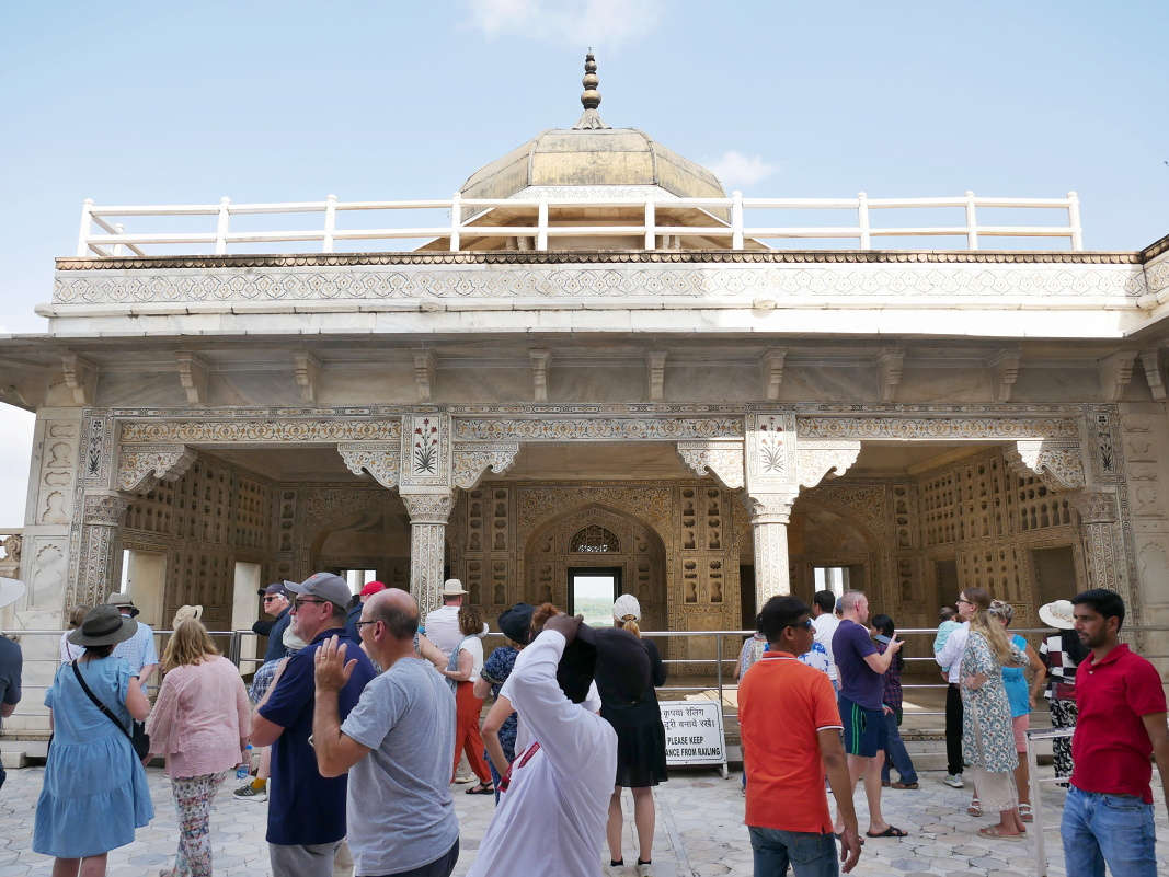 Musamman Burj - veža s palácom postavená Šáhdžahánom pre Mumtáz MahaL, nakoniec z neho sám uveznený pozeral na Tádž Mahal