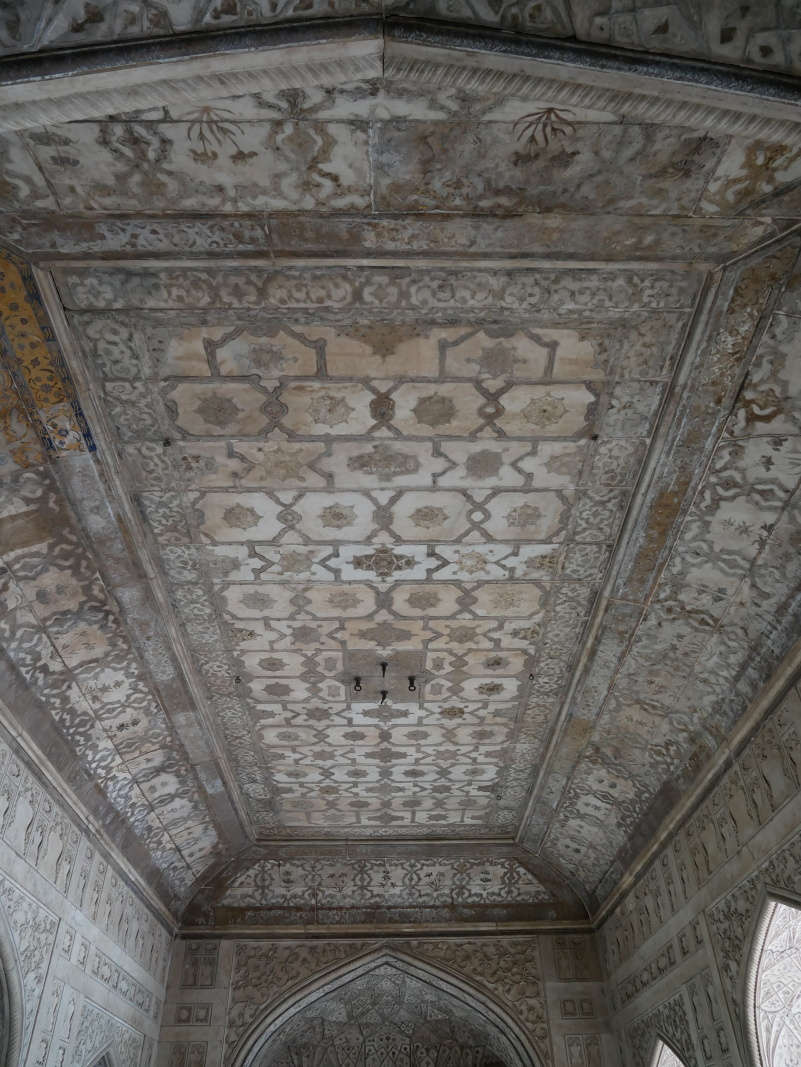 Prechádzame palácom ...