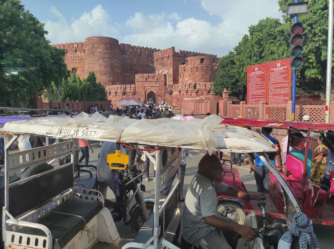 Pred Agra Red Fort
