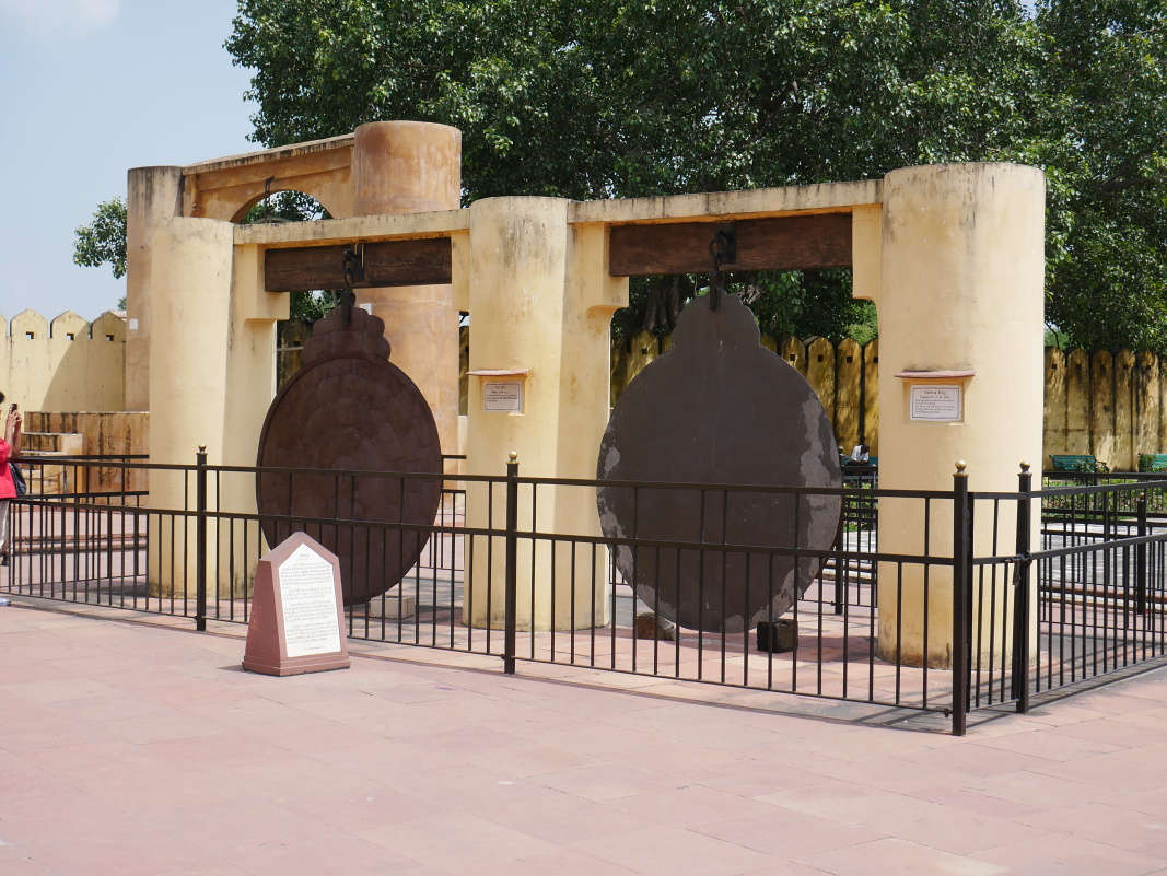 Jantar Mantar - Yantra Raj - určovanie pozície planét a hinduistického roku