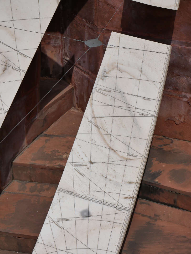 Jantar Mantar - Jaya Prakash Yantra - tieň plieška naznačuje polohu Slnka