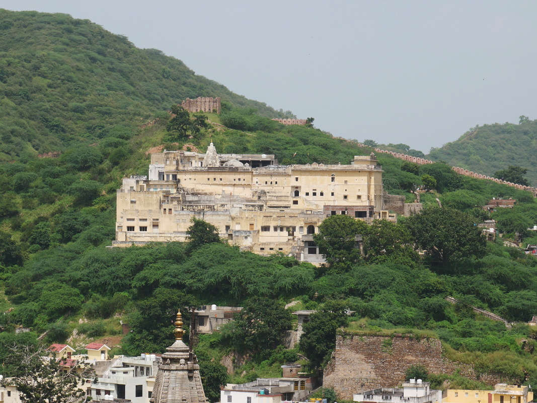 Výhľad z Amber Fort - tie obranné múry!!!