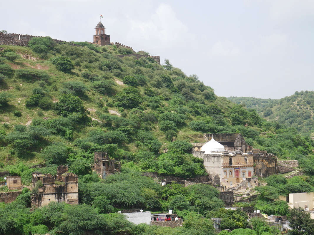 Výhľad z Amber Fort - okolo múry, pevnosti ... všetko na ochranu kráľovského sídla