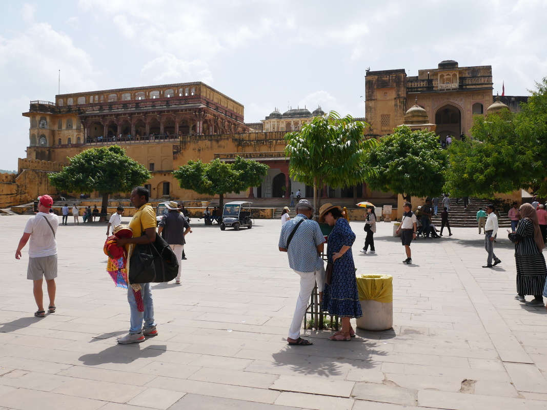 Amber Fort - Prvé nádvorie Jaleb Chowg - nádvorie určené pre vojenské prehliadky, postavené po r. 1693
