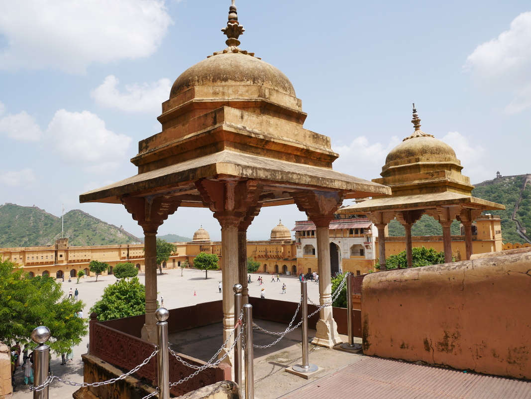 Amber Fort - pohľad z Levej brány na Jaleb Chowg