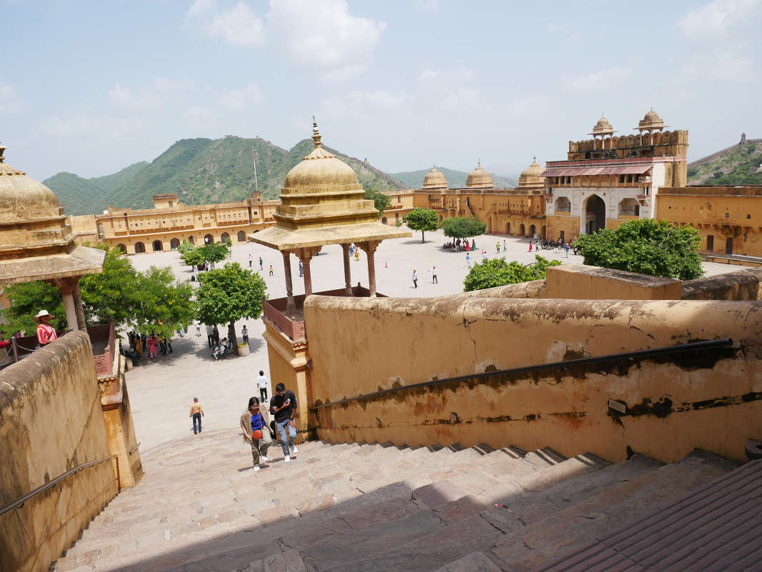 Amber Fort - pohľad z Levej brány na Jaleb Chowg