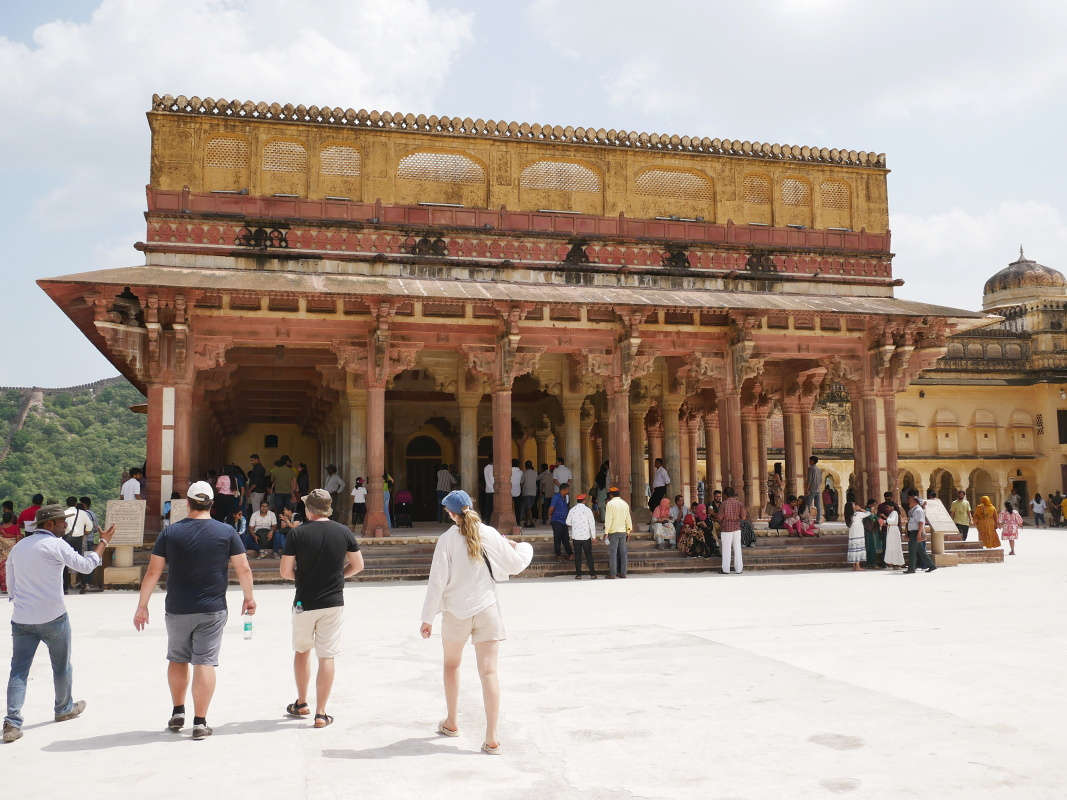 Amber Fort - Druhé nádvorie - vľavo Diwan-e-Aam - sála, kde kráľ prijímal úradníkov, poddaných, slávil tu narodeniny i vojenské víťazstvá