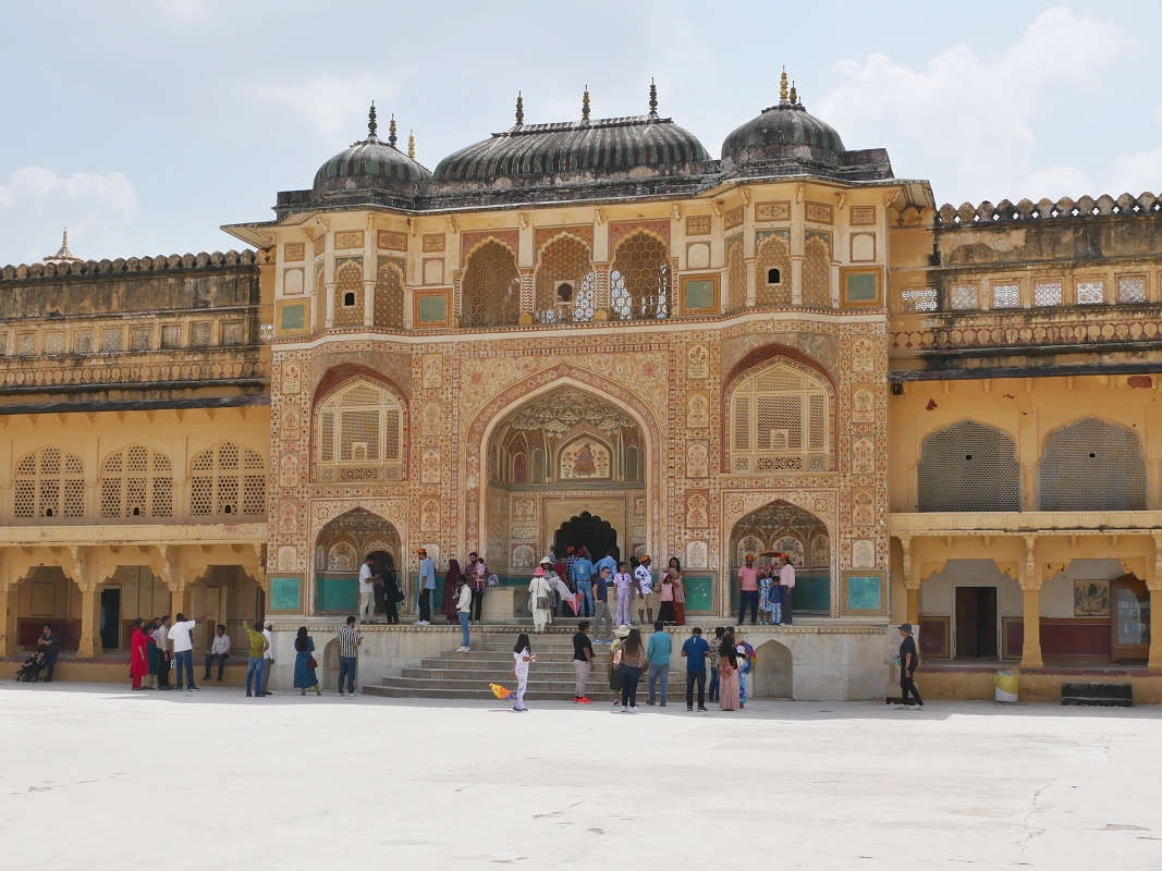 Amber Fort - Druhé nádvorie - vpravo Ganešova brána do súkromného kráľovského paláca, hore zamrežované okná, odkiaľ ženy z kráľovskej rodiny pozorovali dianie v Diwan-e-Aam